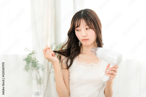 毛先のパサつきや広がりが気になる。