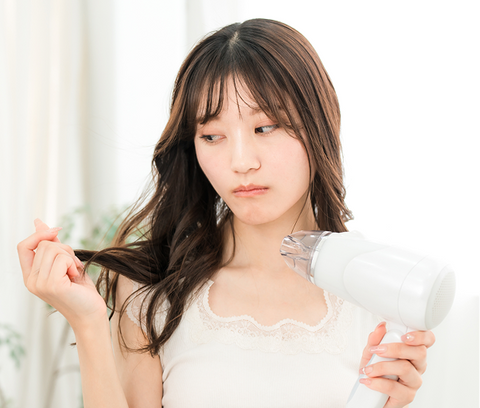 毛先のパサつきや広がりが気になる。
